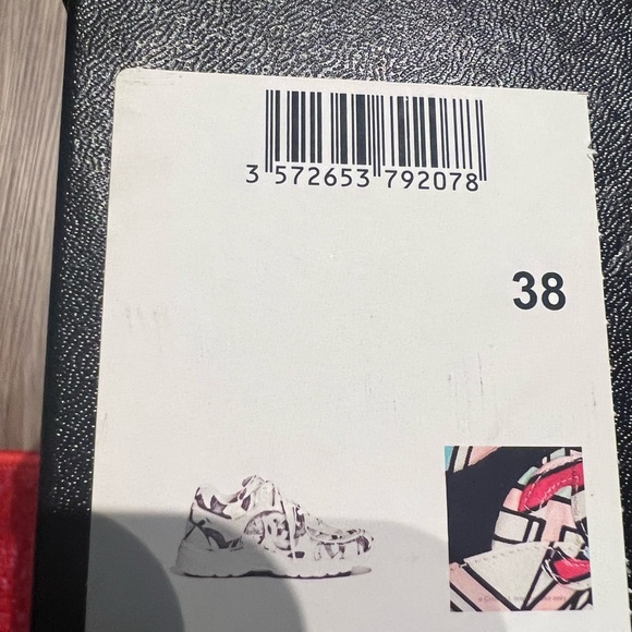 Great condition. Bought in Dubai. Comes with dust bags, extra laces and box. - Picture 7 of 7